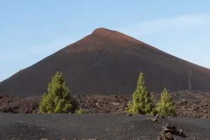 Mørkt vulkansk landskab