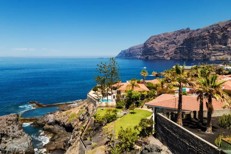 Reusachtige rotsformaties bekend als Acantilados de Los Gigantes, gelegen in Los Gigantes, een vakantieoord in de gemeente Santiago del Teide aan de westkust van het Canarische eiland Tenerife, Spanje.