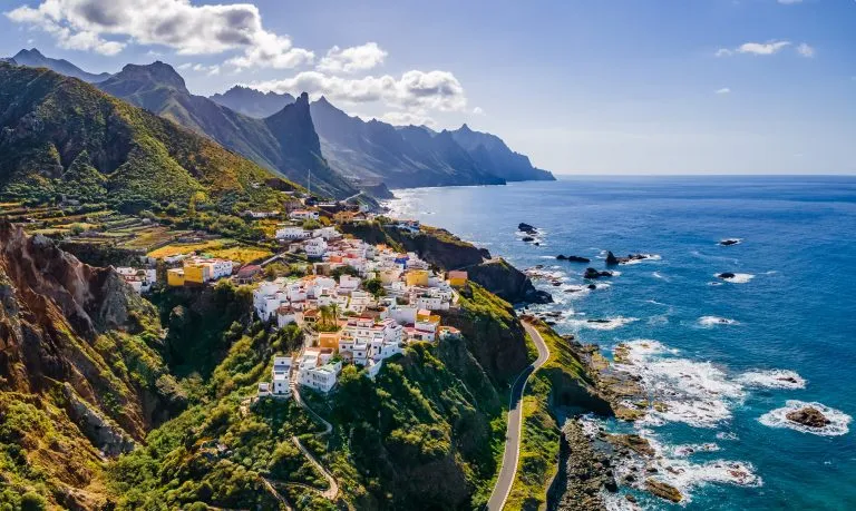 Landschap met kustdorp op Tenerife, Canarische Eilanden, Spanje