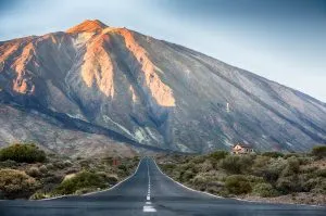 Offene Straße zum Vulkan El Teide