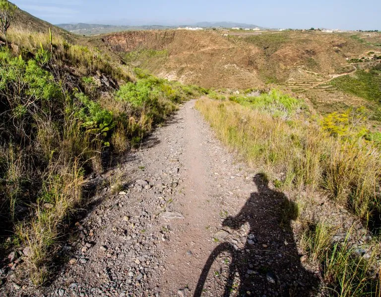 Felsige Landschaft und Silhouette eines Radfahrers